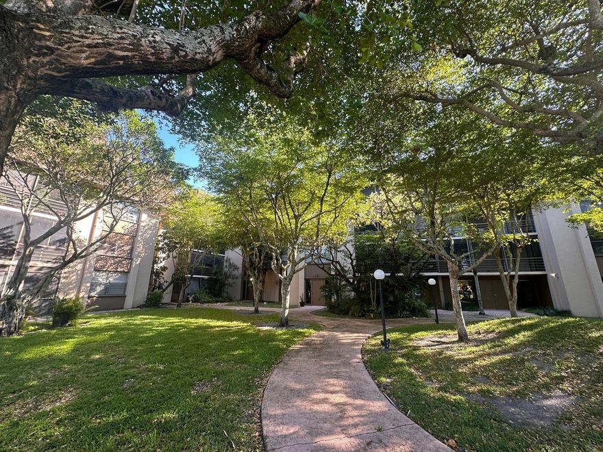 Hermoso apartamento remodelado de 2 habitaciones y 1.5 baños, ubicado en una comunidad bien mantenida con piscina. La unidad es amplia y luminosa, con un gran balcón privado ideal para relajarse o disfrutar con amigos. Cuenta con acabados modernos, sala de estar abierta y excelente ubicación cerca de tiendas, restaurantes y principales autopistas. ¡Listo para mudarse, no pierda esta oportunidad!