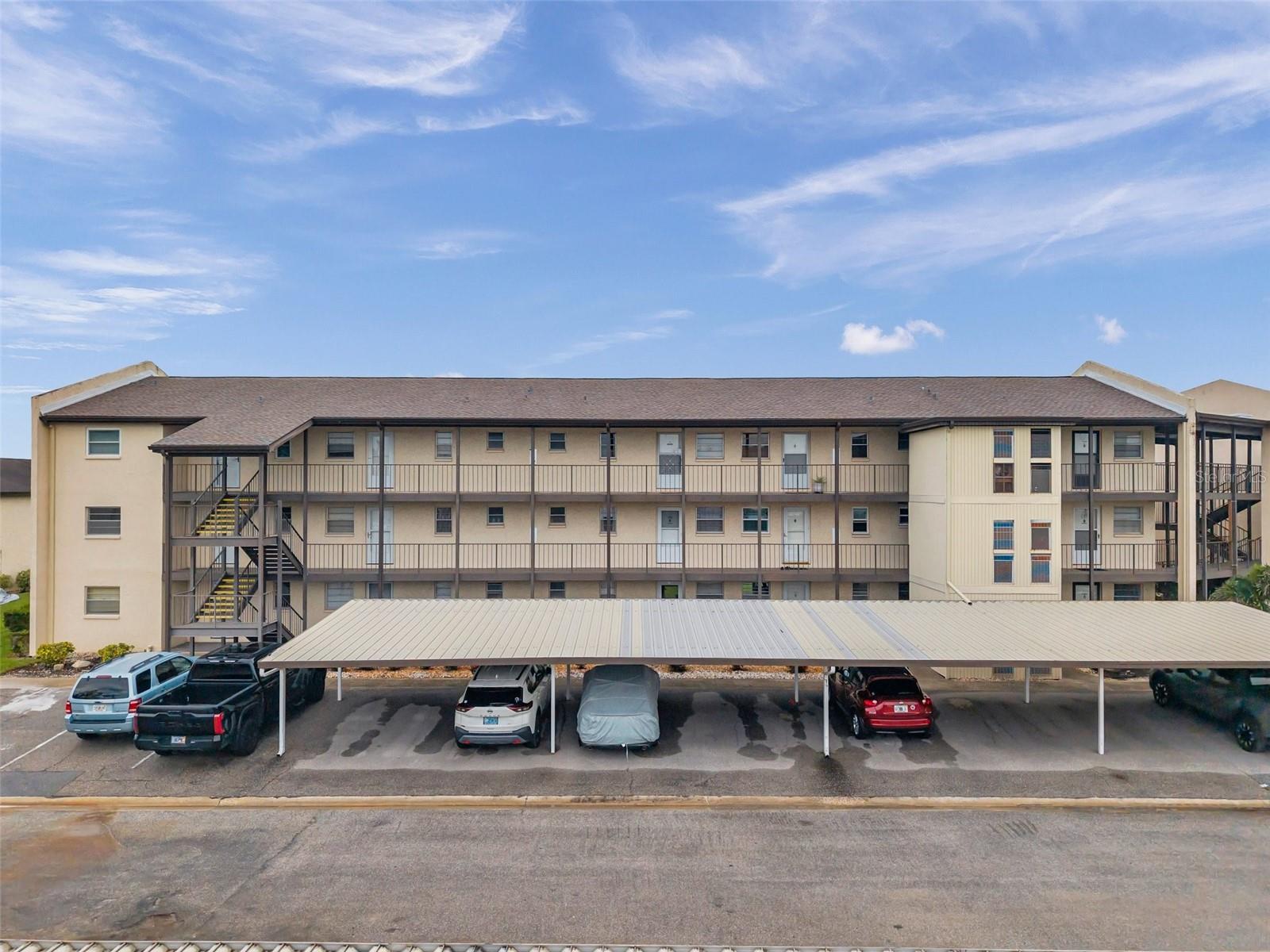 Calling all INVESTORS! This spacious 2-bedroom, 2-bath condo is ready for your vision. In need of full cosmetic updates, this property offers the perfect blank slate to renovate and add value. Located in a desirable area that was NOT flooded during last year’s storms, it’s a solid opportunity to create a beautiful home or income-producing rental. Don’t miss your chance to invest in a well-positioned condo with great potential—schedule your showing today!
*Buyer responsible for own 4 point repairs if applicable*