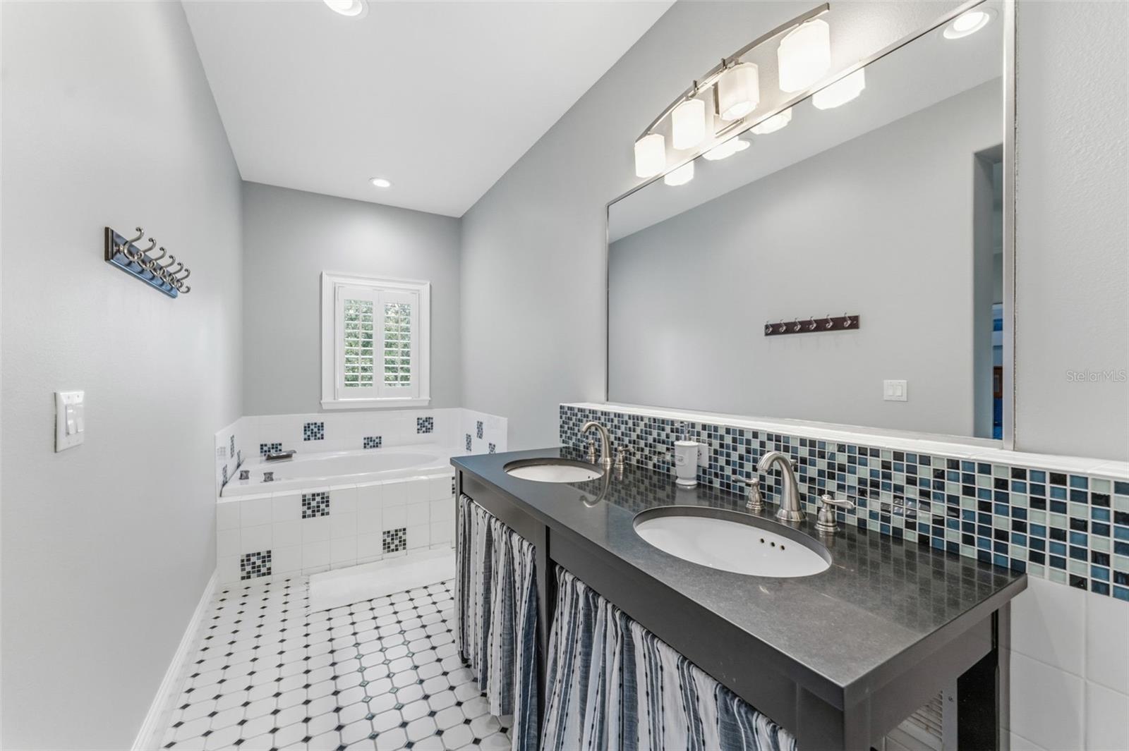 BELLAVILLA LUXURY TWNHMS - Residential