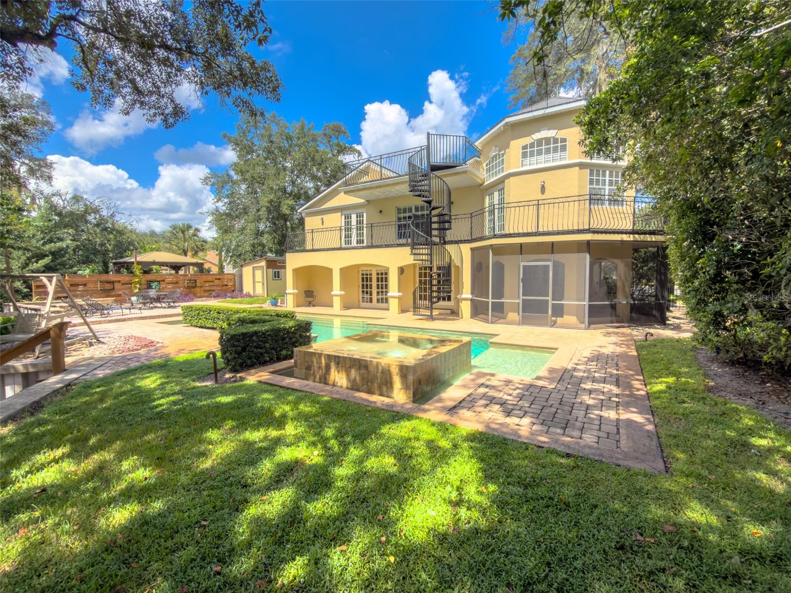 2261 POINSETTIA DRIVE