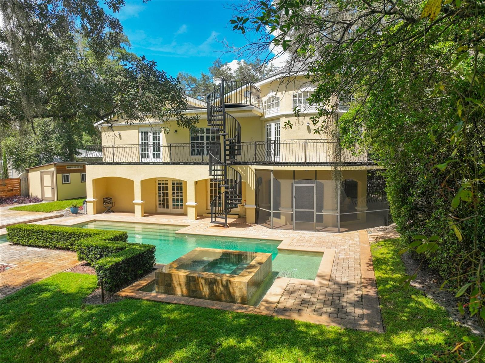 2261 POINSETTIA DRIVE