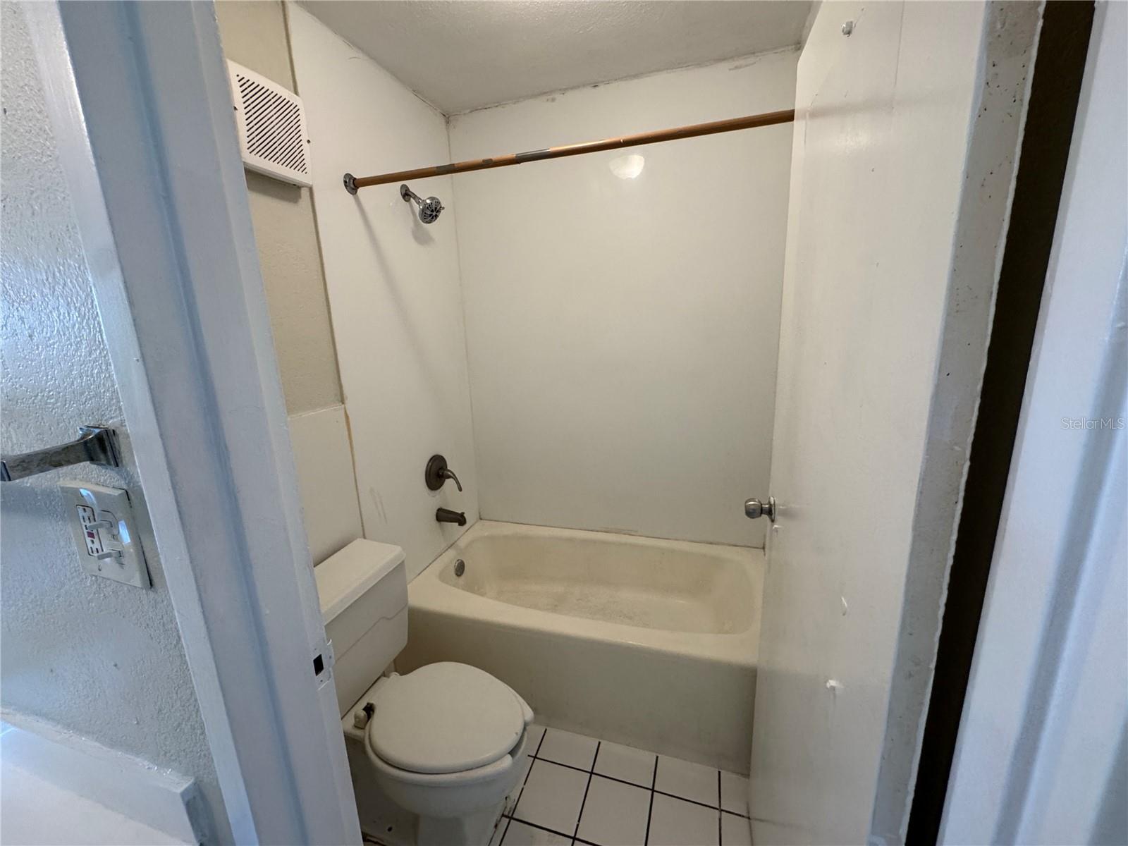 SANDLAKE COURTYARDS CONDO 5901/3515 - Residential Lease