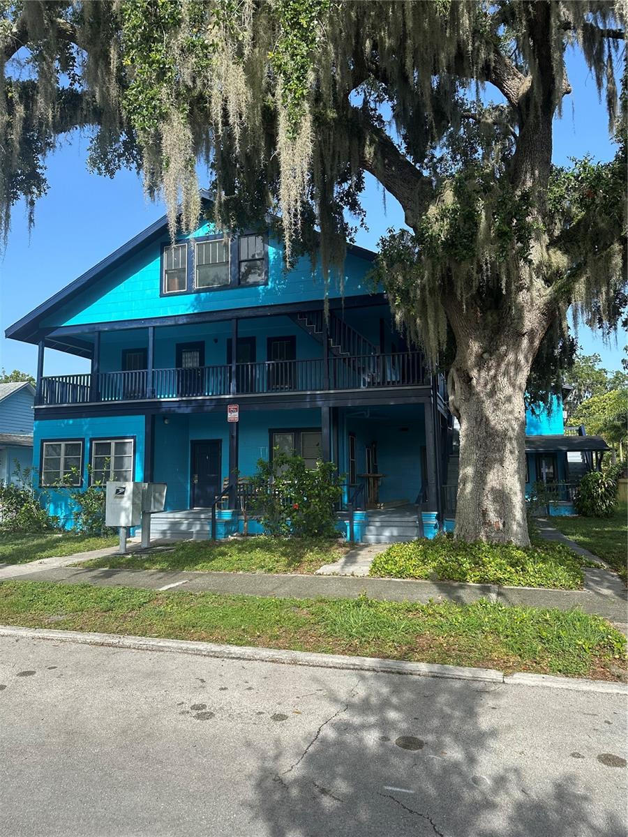 NEWLY RENOVATED APT WALKING DISTANCE TO HISTORIC DOWNTOWN ST. CLOUD SHOPS AND AMENITIES AND LAKE TOHO LAKEFRONT PARK WITH GRILLS, BEACH VOLLEYBALL, CRABBY BILLS RESTAURANT, MARINA COVERED PICNIC TABLES AND ALL THE LAKEFRONT FESTIVALS AND EVENTS. BEAUTIFUL ONE WAY STREET WITH NEWLY INSTALLED LIGHTS AND WALKING/BIKE PATH FROM DOWNTOWN TO LAKE FRONT JUST MINUTES AWAY.