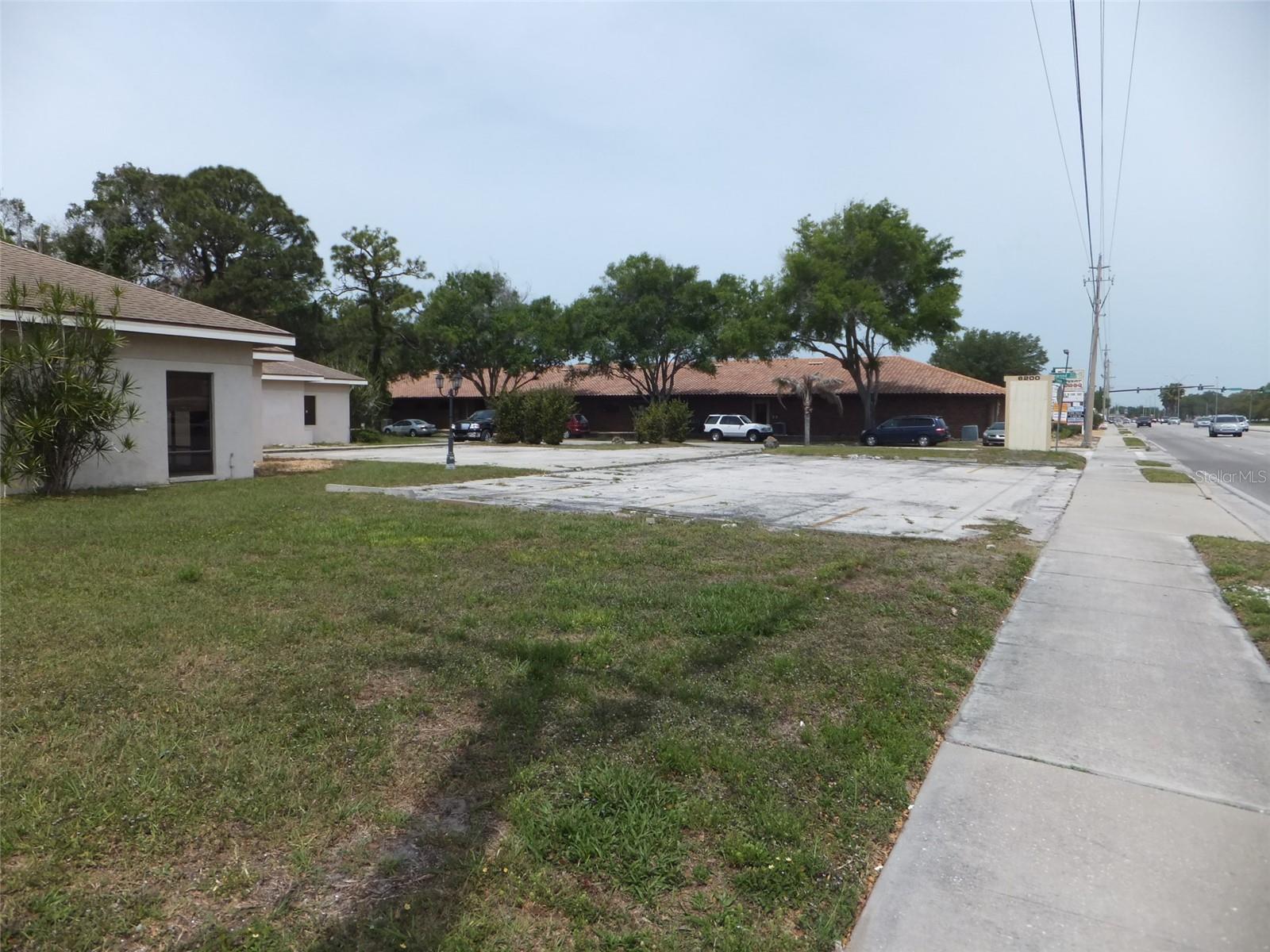 PINE SHORES ESTATE - Commercial Sale