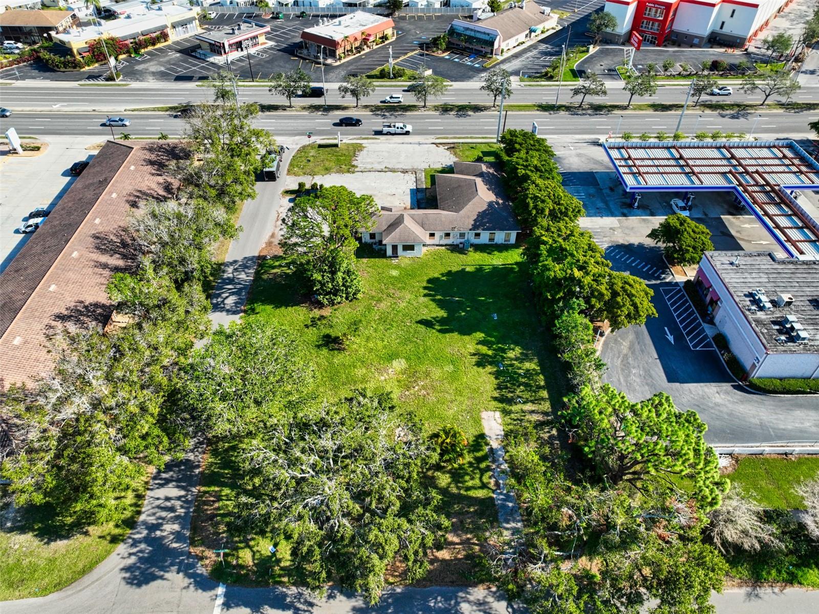 PINE SHORES ESTATE - Commercial Sale