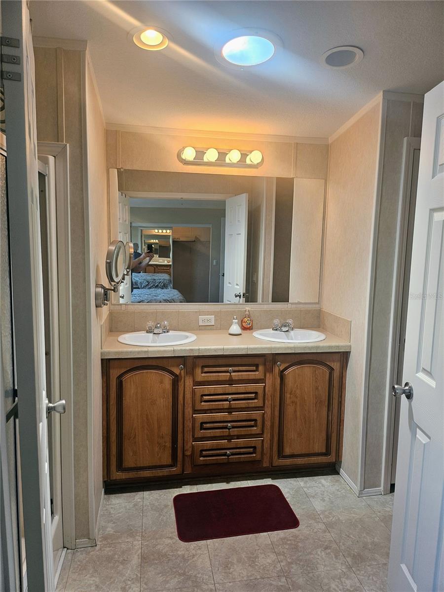 OAKWOOD MANOR - Residential