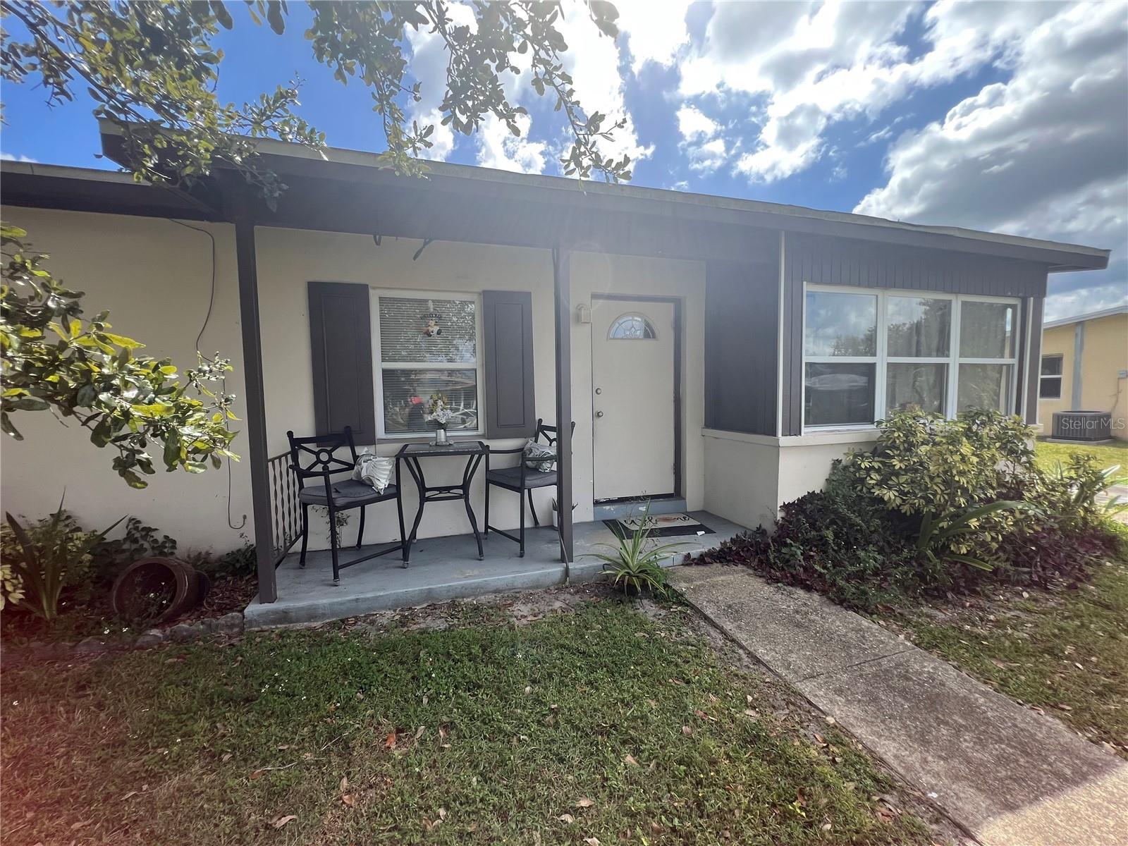 **ANNUAL**LOVELY 2/1 HOME AVAILABLE NOW** This home is UNFURNISHED, Tenant is moving out! Close to shopping & restaurants. Call for showing appointment TODAY!