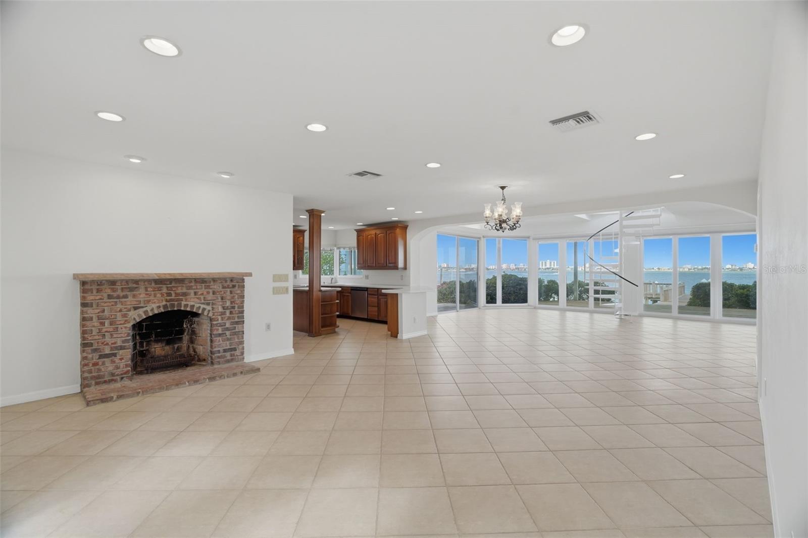VENETIAN POINT - Residential
