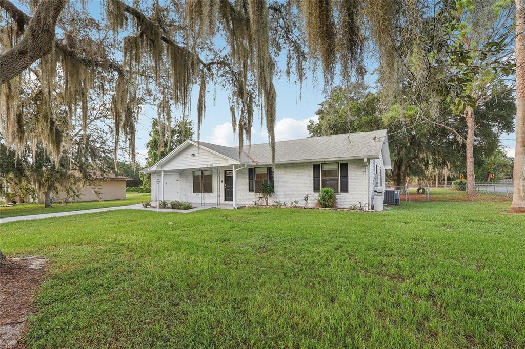Photo of 11802 Ocklawaha Drive, Leesburg, FL 34788 (MLS # G5101248)