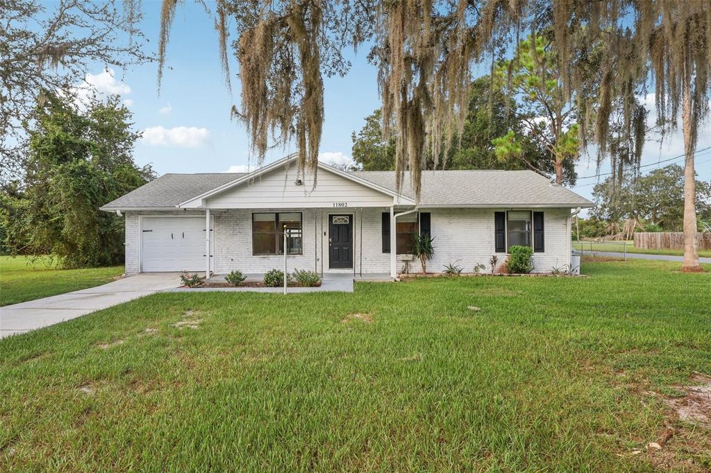 Photo of 11802 Ocklawaha Drive, Leesburg, FL 34788 (MLS # G5101248)