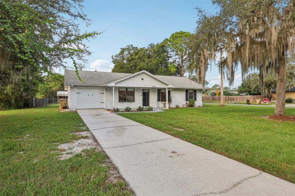 Photo of 11802 Ocklawaha Drive, Leesburg, FL 34788 (MLS # G5101248)