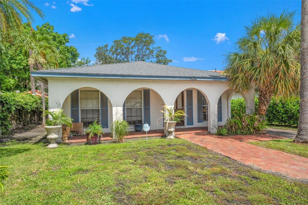 Photo of 128 W Davis Boulevard, Tampa, FL 33606 (MLS # TB8405808)