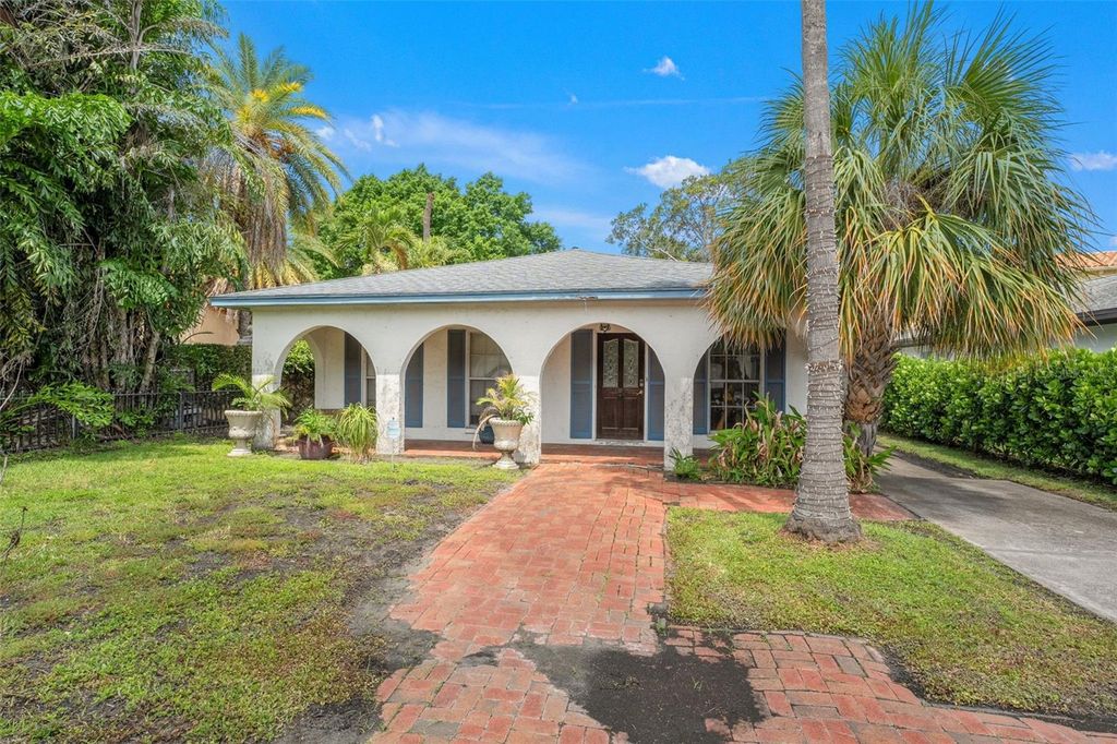 Photo of 128 W Davis Boulevard, Tampa, FL 33606 (MLS # TB8405808)