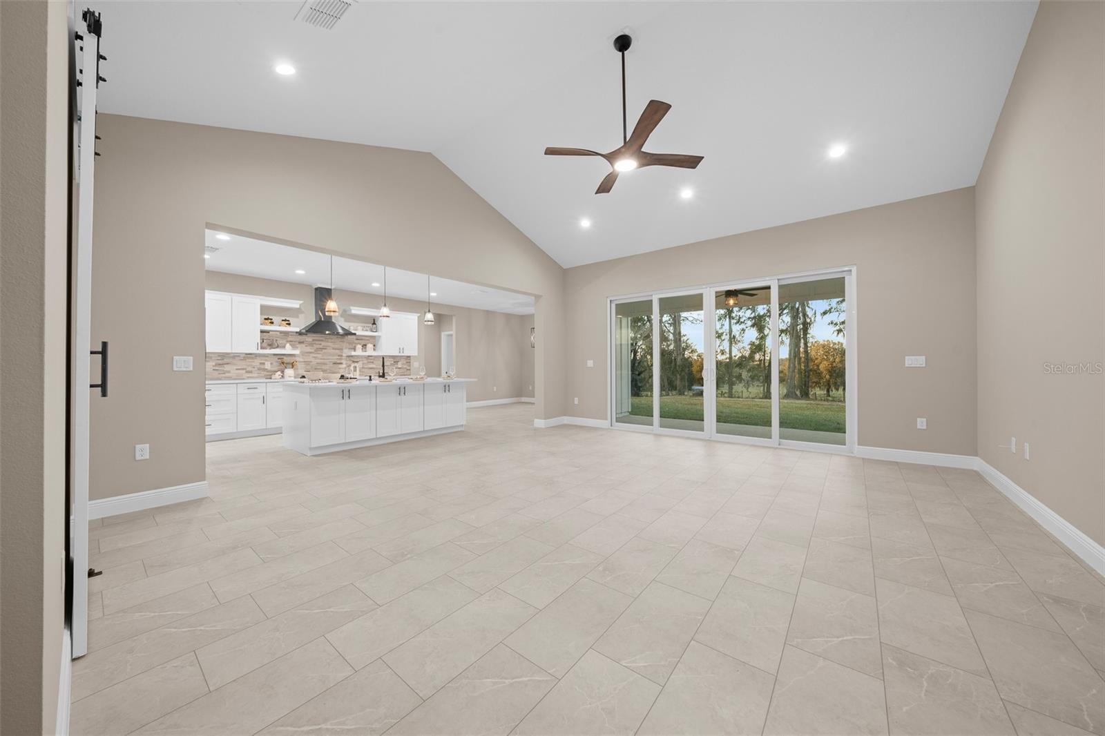 ROLLING HILLS - Residential