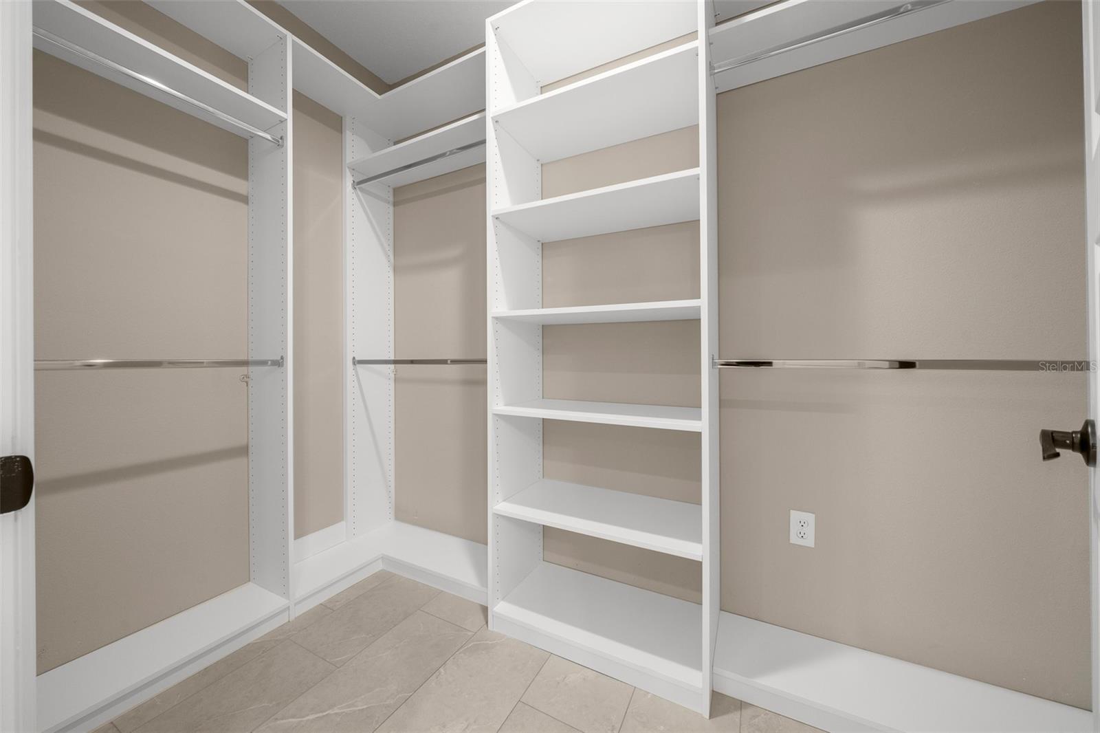 ROLLING HILLS - Residential