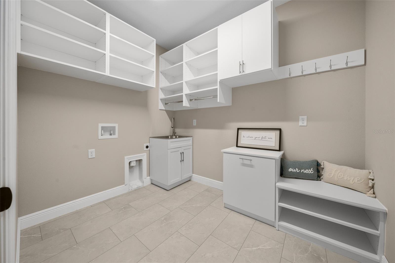 ROLLING HILLS - Residential