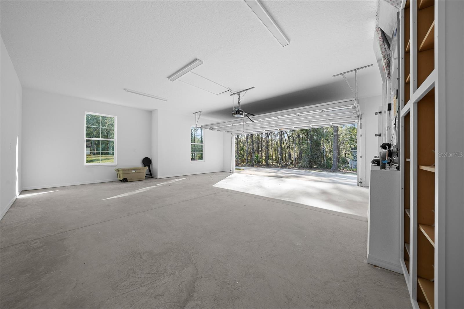 ROLLING HILLS - Residential