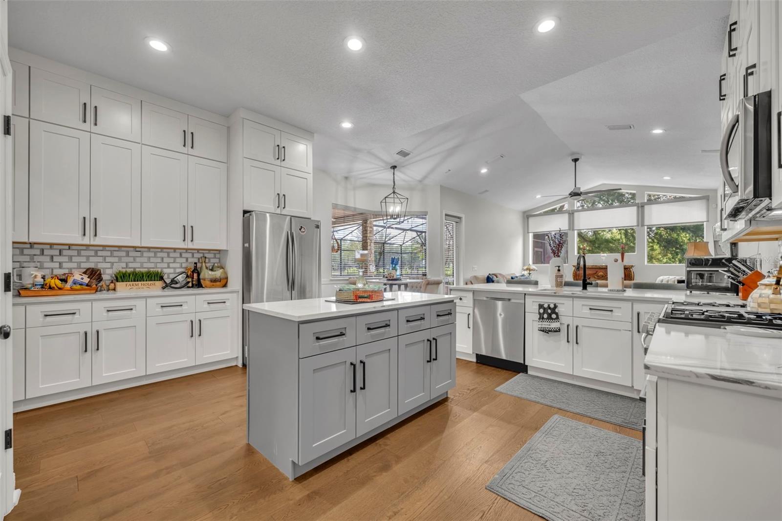 SUNSET LAKES - Residential