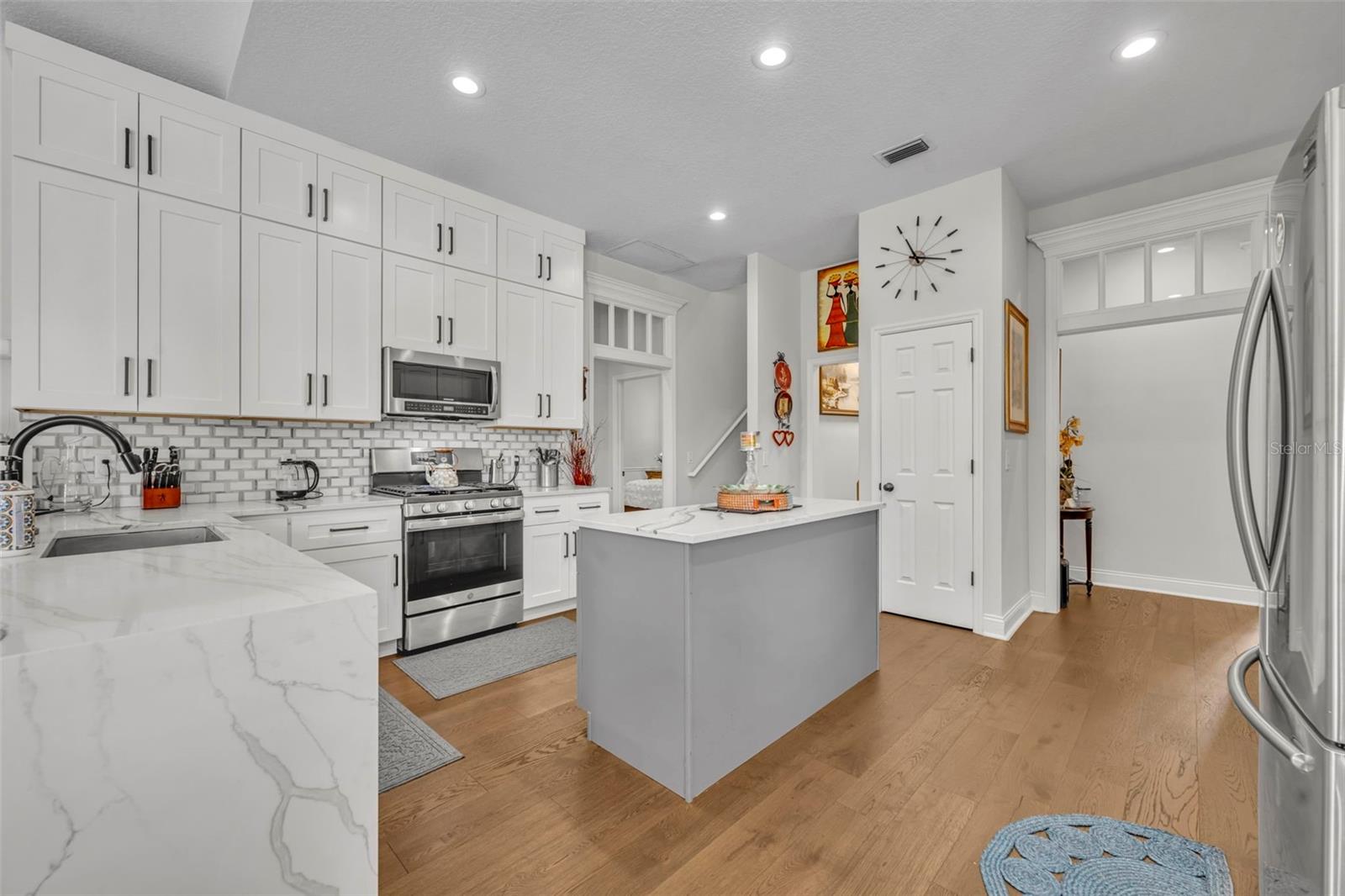 SUNSET LAKES - Residential