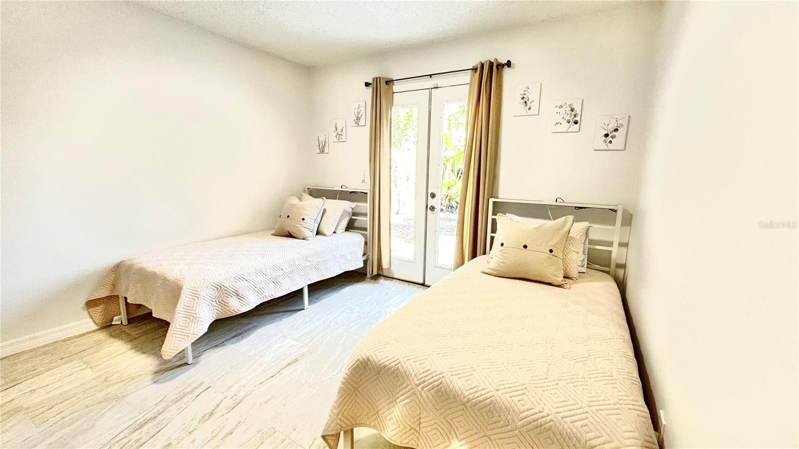 RUSTIC LODGE 2 - Residential Lease