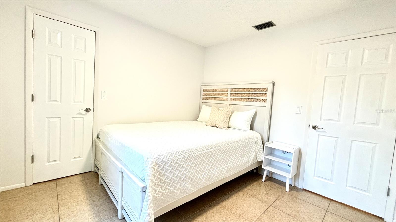 RUSTIC LODGE 2 - Residential Lease