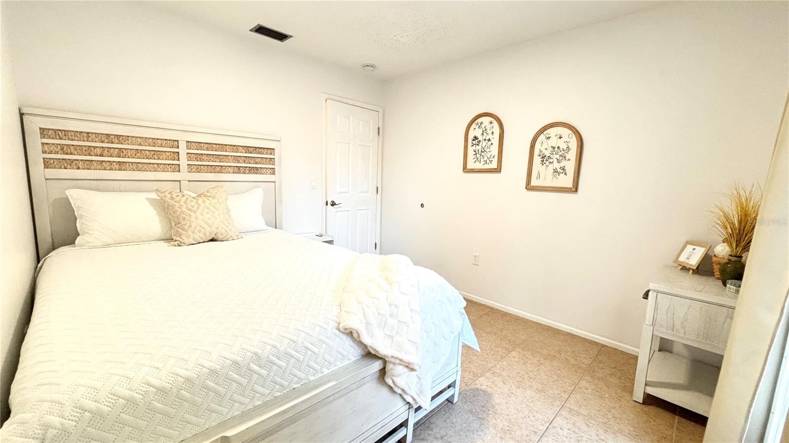 RUSTIC LODGE 2 - Residential Lease