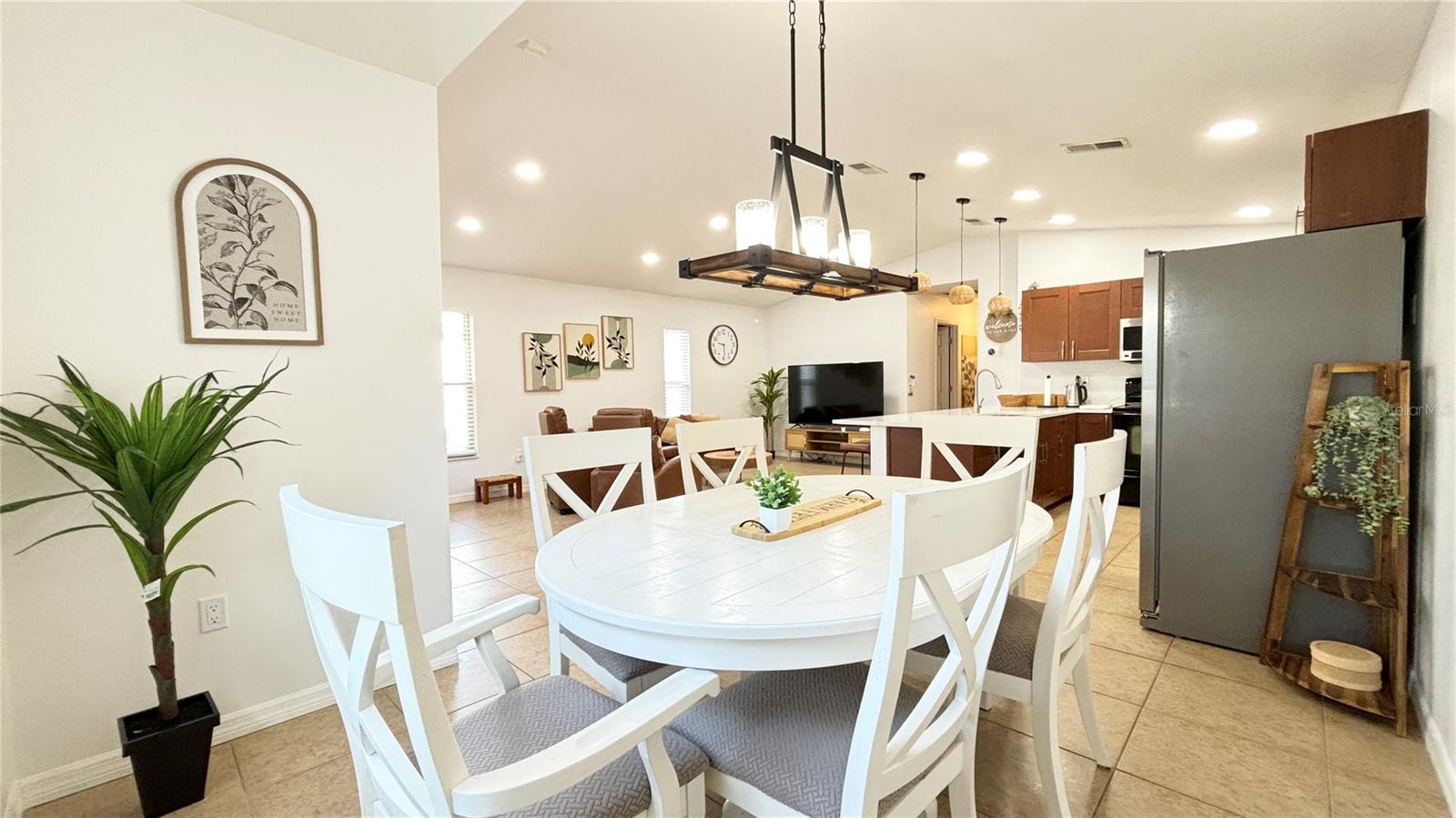 RUSTIC LODGE 2 - Residential Lease