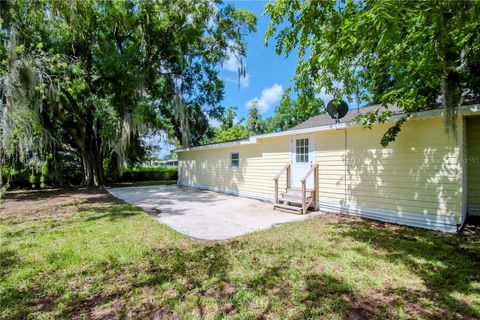 A home in LAKELAND