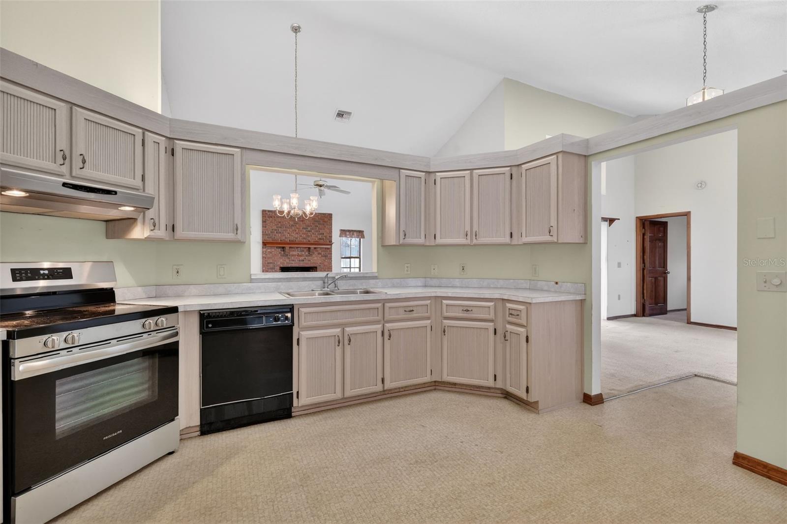 PARK PLACE ON LAKE JOANNA - Residential