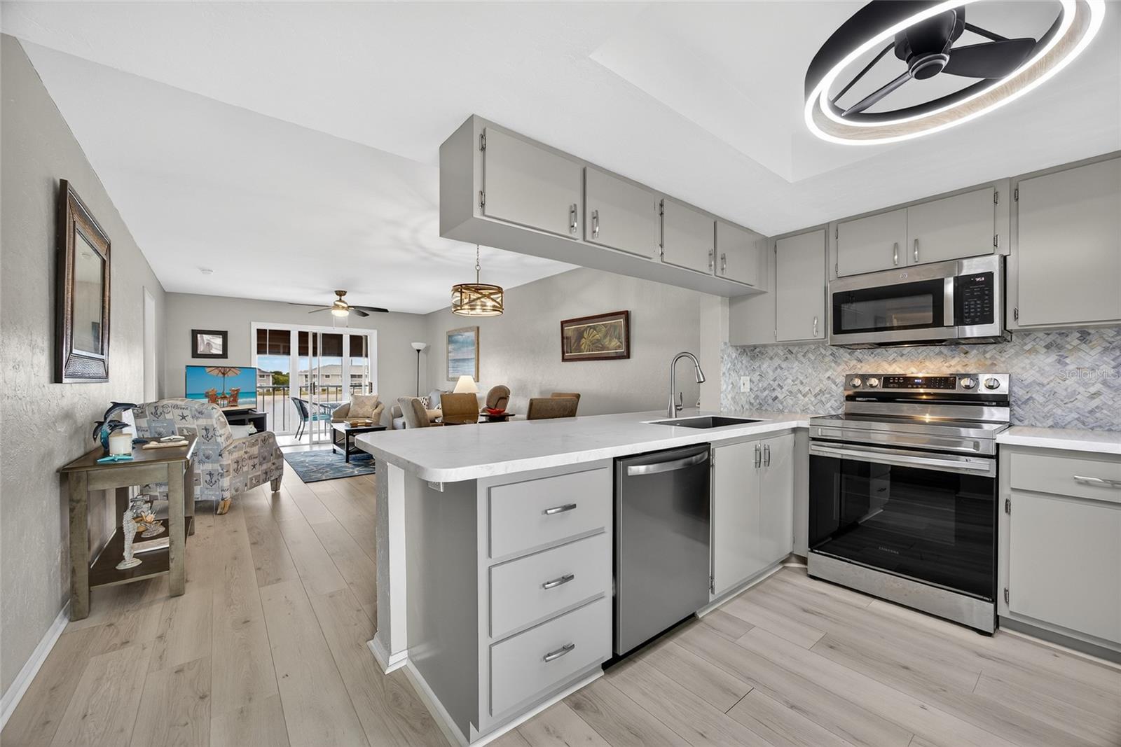 LAKES EDGE PH 03 - Residential