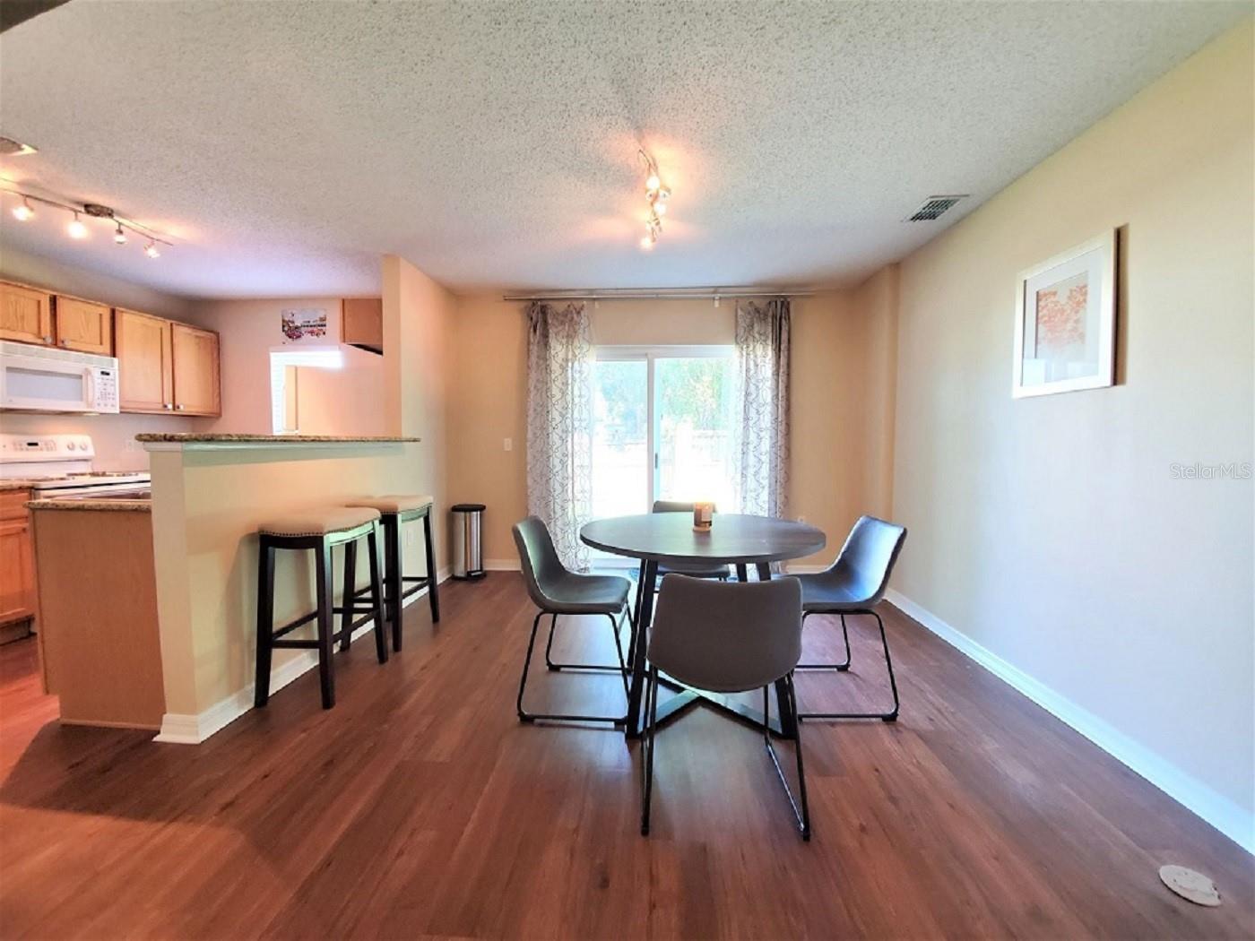 ASHBURN SQUARE TWNHMS - Residential