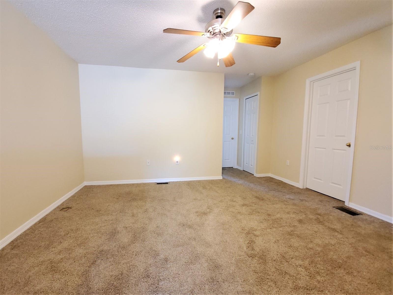 ASHBURN SQUARE TWNHMS - Residential