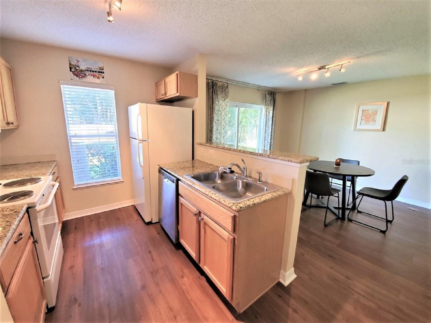 ASHBURN SQUARE TWNHMS - Residential