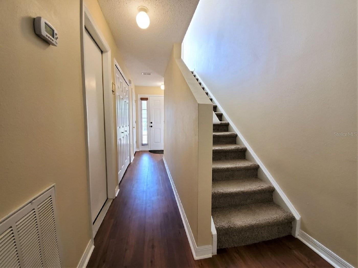 ASHBURN SQUARE TWNHMS - Residential