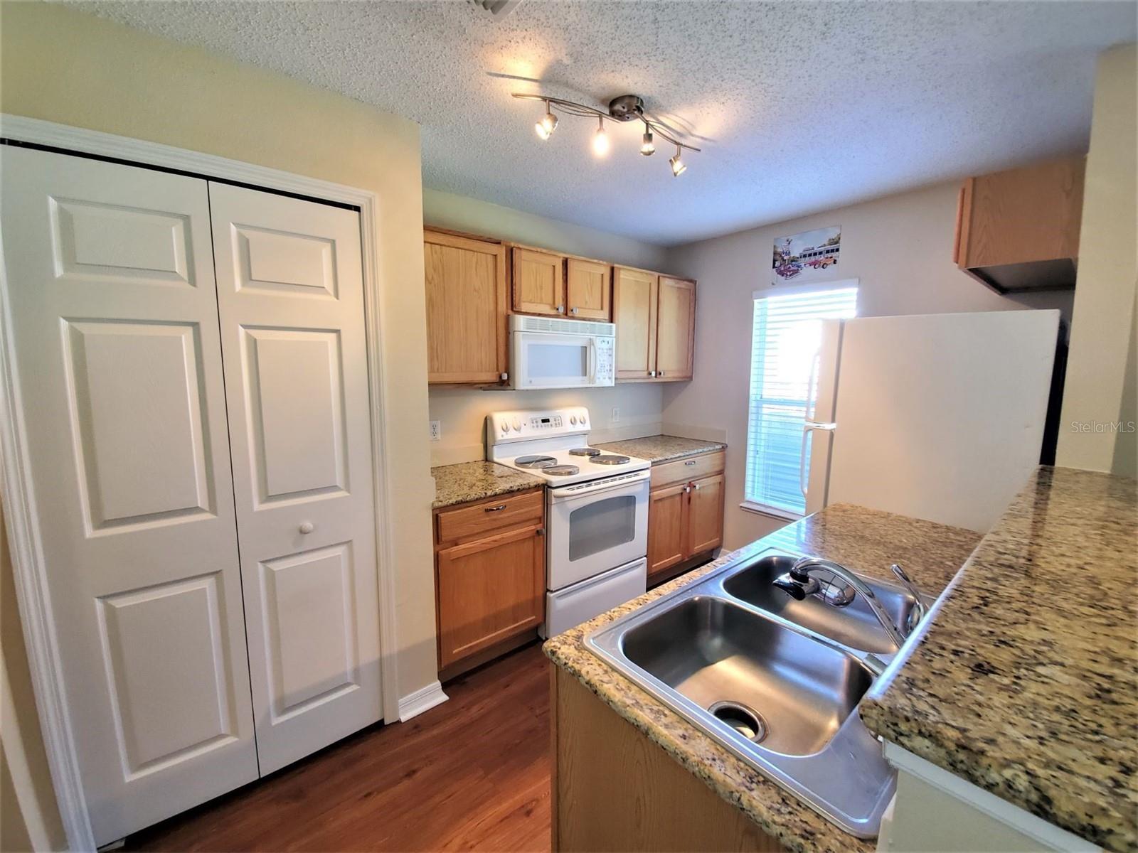 ASHBURN SQUARE TWNHMS - Residential