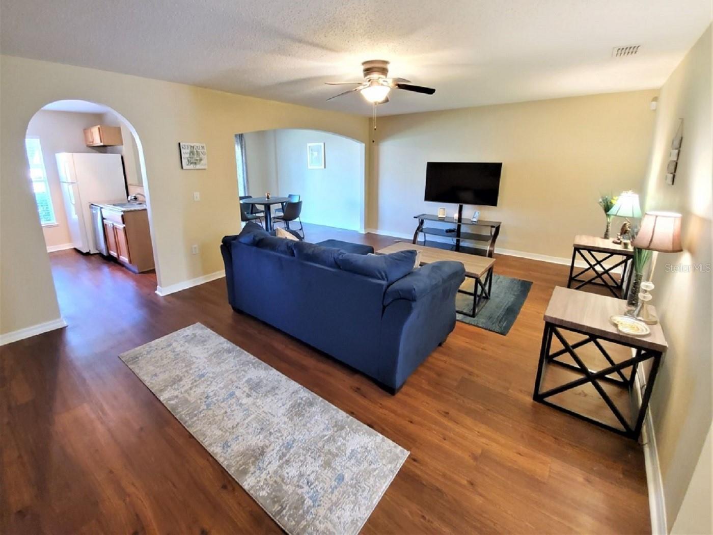 ASHBURN SQUARE TWNHMS - Residential