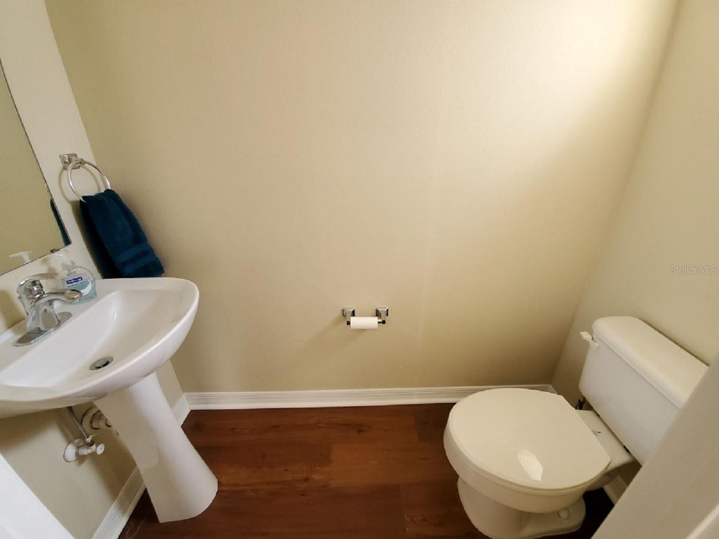 ASHBURN SQUARE TWNHMS - Residential