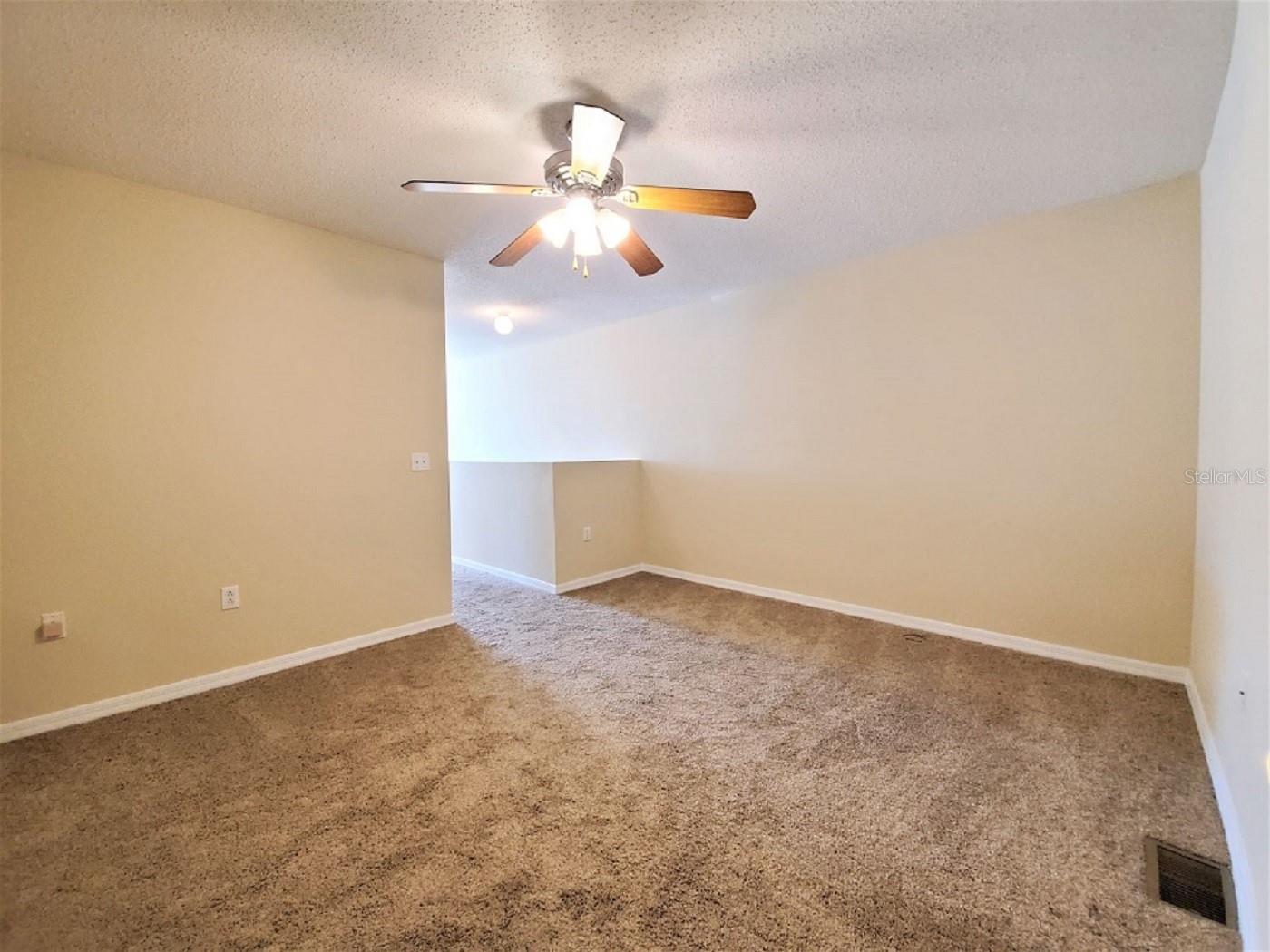 ASHBURN SQUARE TWNHMS - Residential