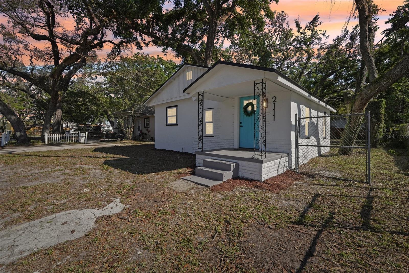 For Rent – Beautifully updated 2-bedroom, 1.5-bath home in the heart of Tampa! This home features a NEW ROOF and NEW AC for comfort year-round. The spacious bedrooms and functional layout make it perfect for comfortable everyday living.
Enjoy a prime location just minutes from downtown Tampa, Armature Works, and top dining, shopping, and entertainment spots. Easy access to major highways makes commuting a breeze.
Available now! Tenant responsible for utilities. No smoking. Pets considered with approval.
Contact us today to schedule a private tour and make this home yours!