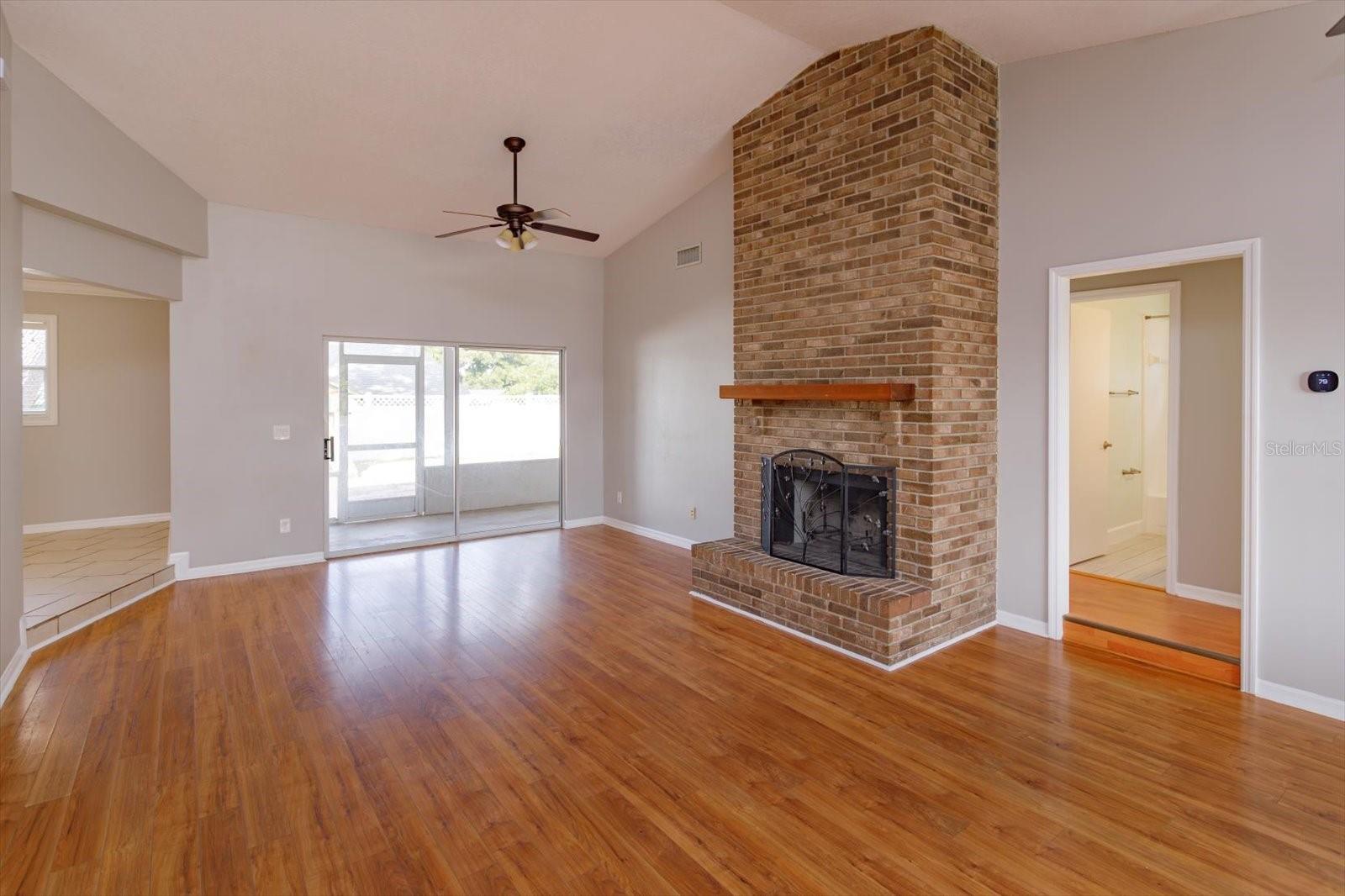 2445 LAKEVIEW AVENUE