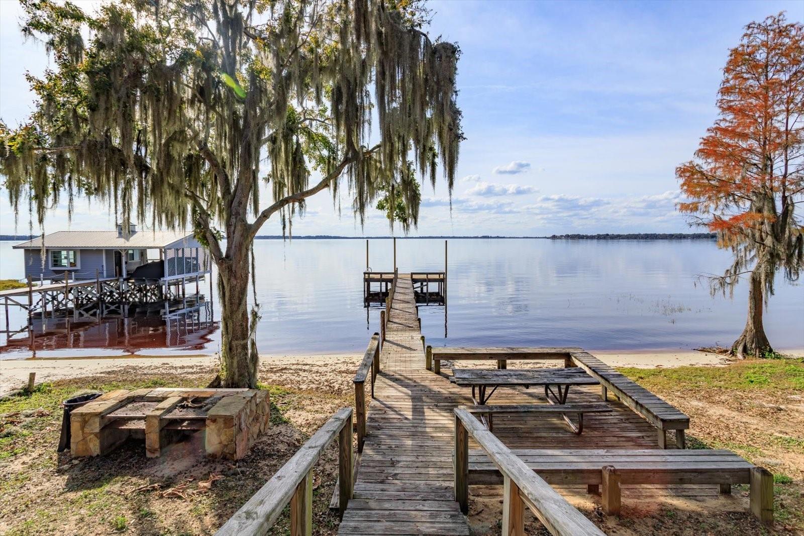 2445 LAKEVIEW AVENUE