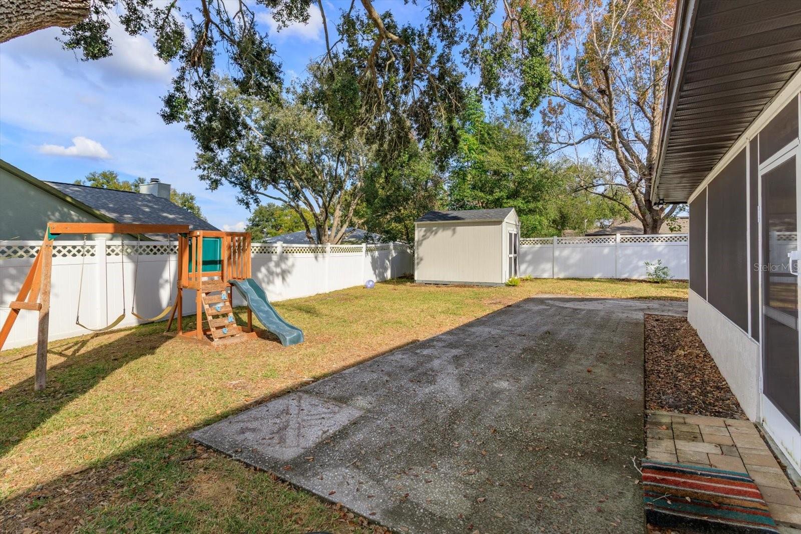 2445 LAKEVIEW AVENUE