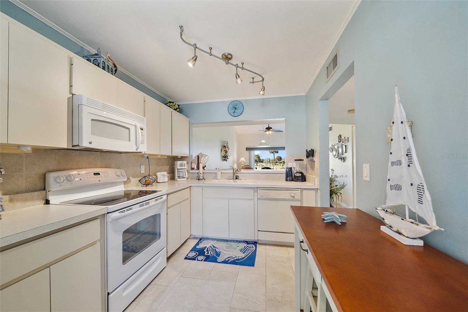 758 VILLAGE CIRCLE 207