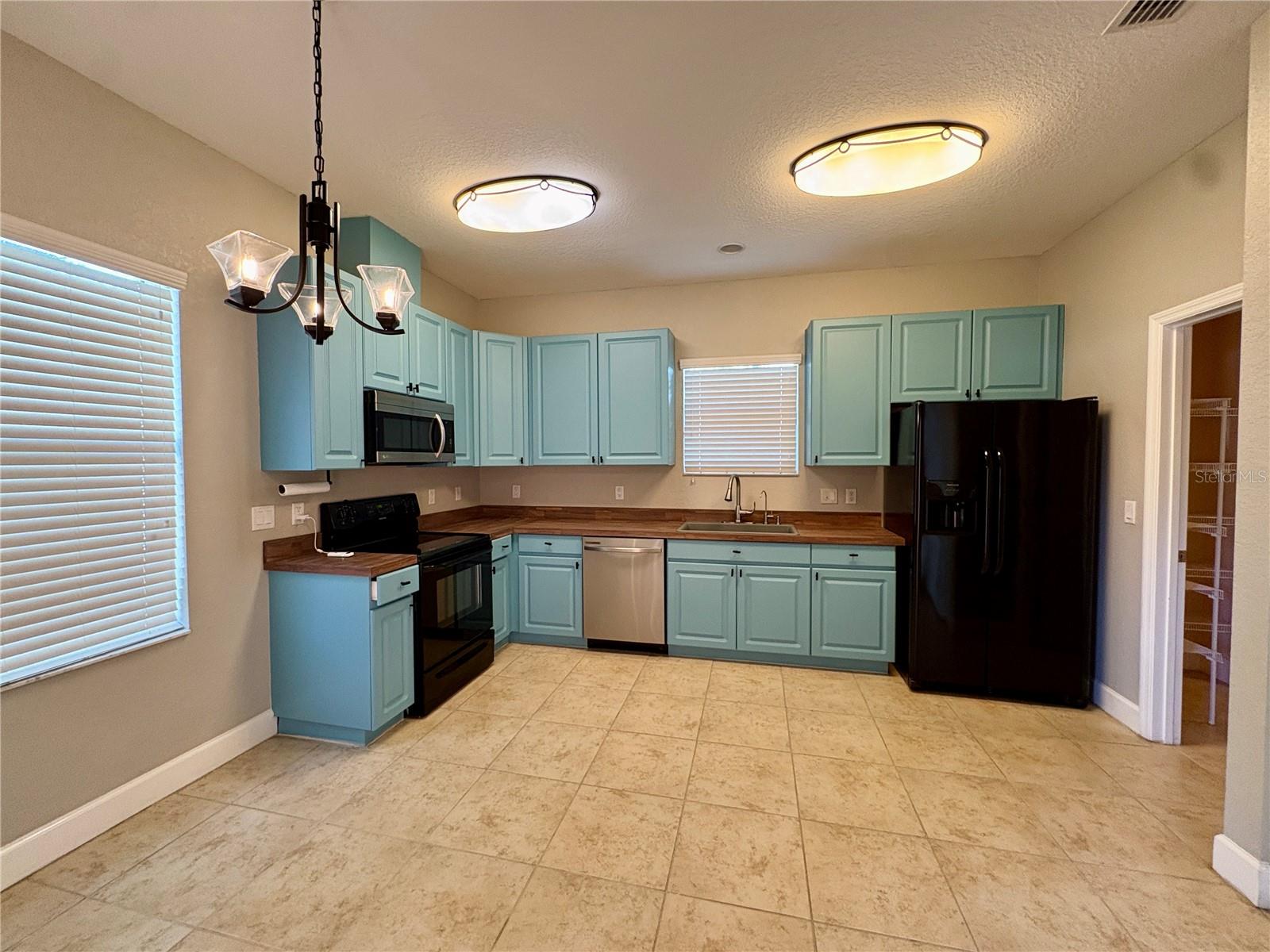 ALEXANDER WOODS TWNHMS - Residential Lease