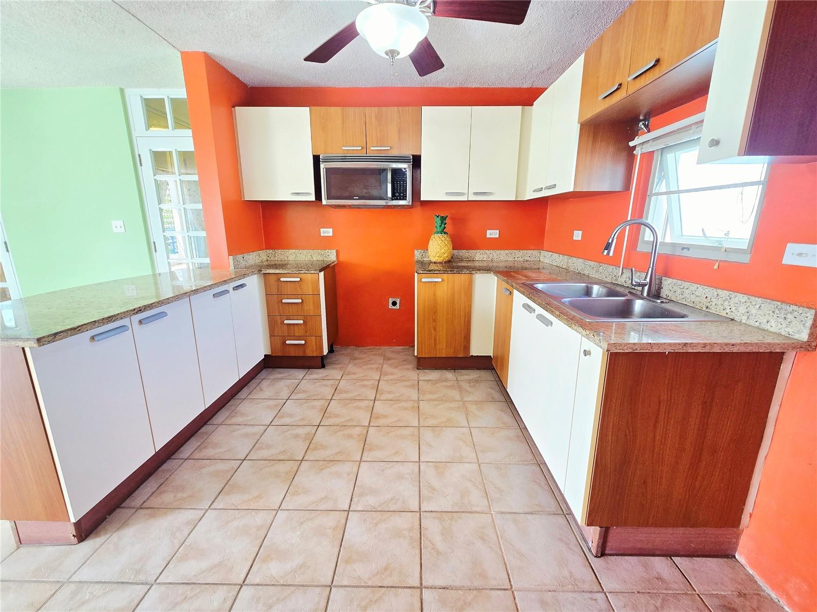 100 ESPIRITU SANTO 2-301