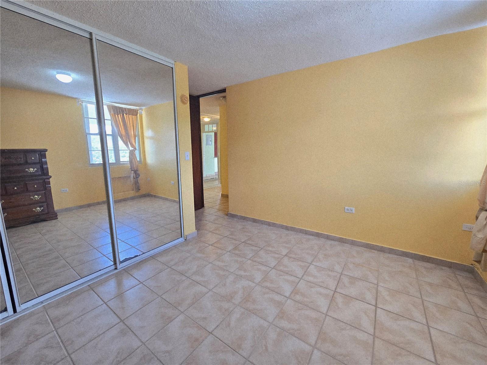 100 ESPIRITU SANTO 2-301