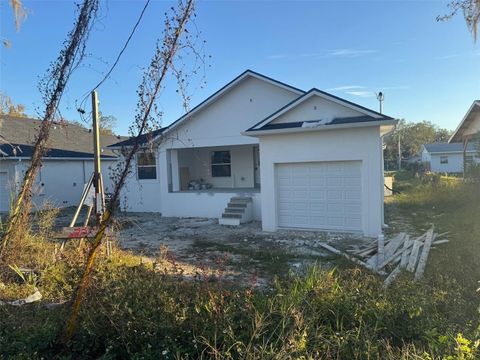 A home in PLANT CITY