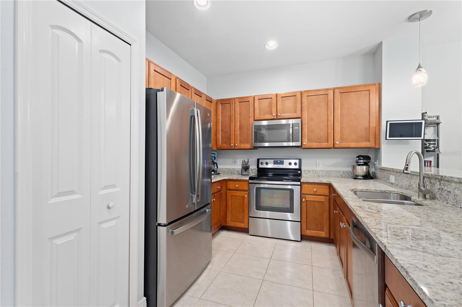 TOWNS AT LAKESIDE - Residential