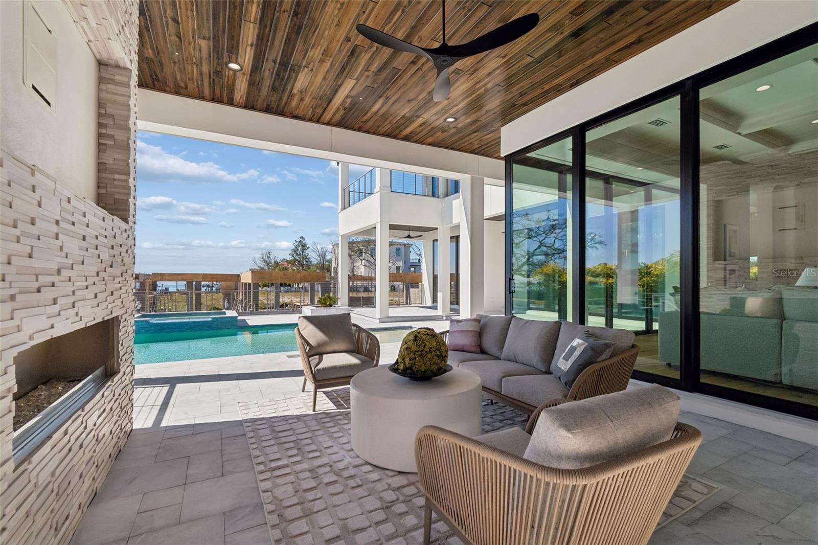 SUNSET PARK ISLES UN #1 - Residential