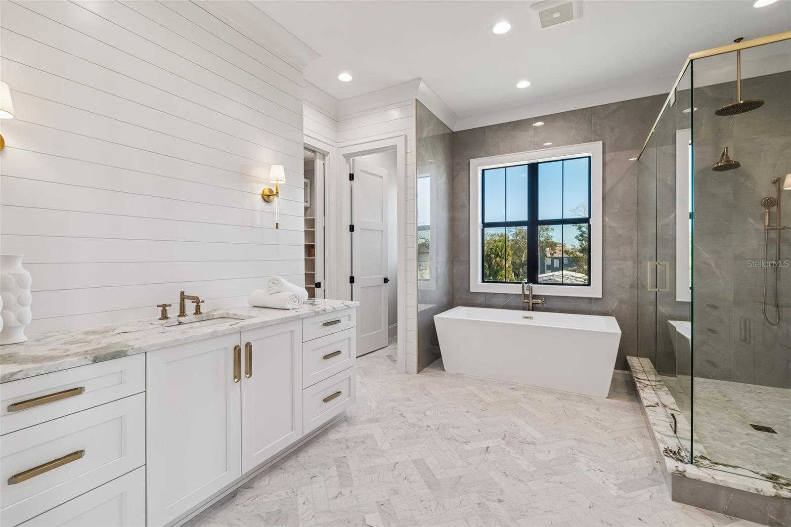 SUNSET PARK ISLES UN #1 - Residential